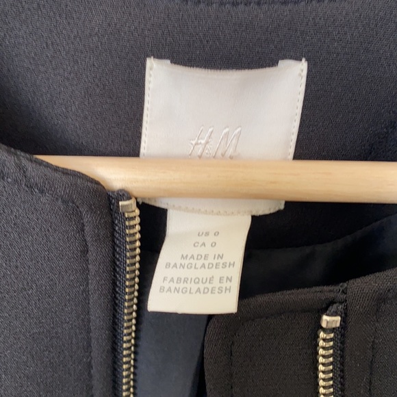 H&M coat, gently worn. Like new. Loose fit. - Picture 3 of 4